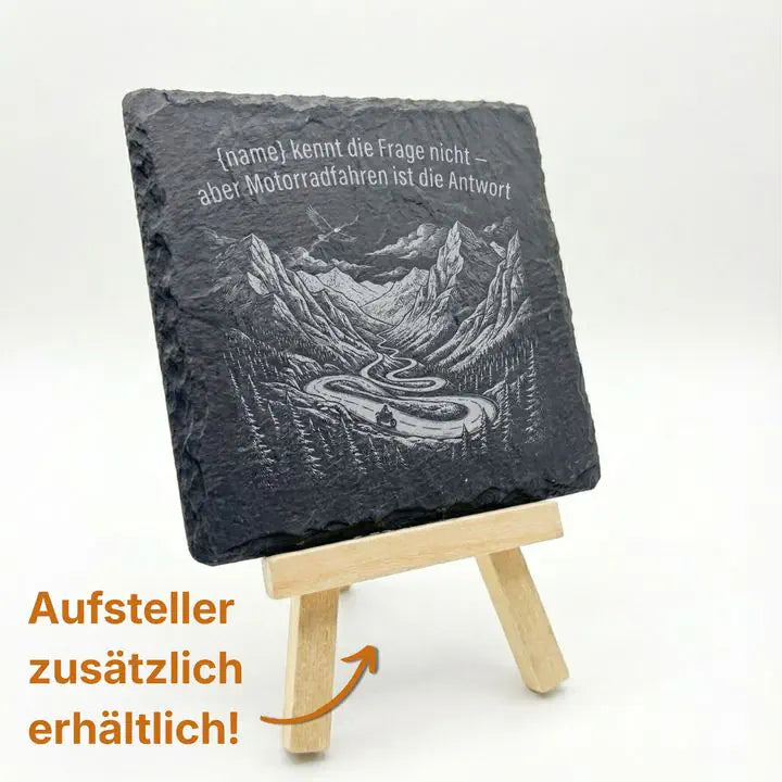 Gravierter Schieferuntersetzer mit Adler-Motorrad-Motiv auf Holzstaffelei mit optionalem Aufsteller