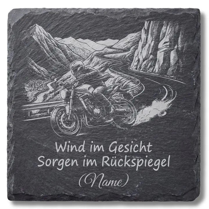 Schiefer Moment Untersetzer mit Motorrad-Bergstrassen-Gravur freigestellt auf weissem Hintergrund