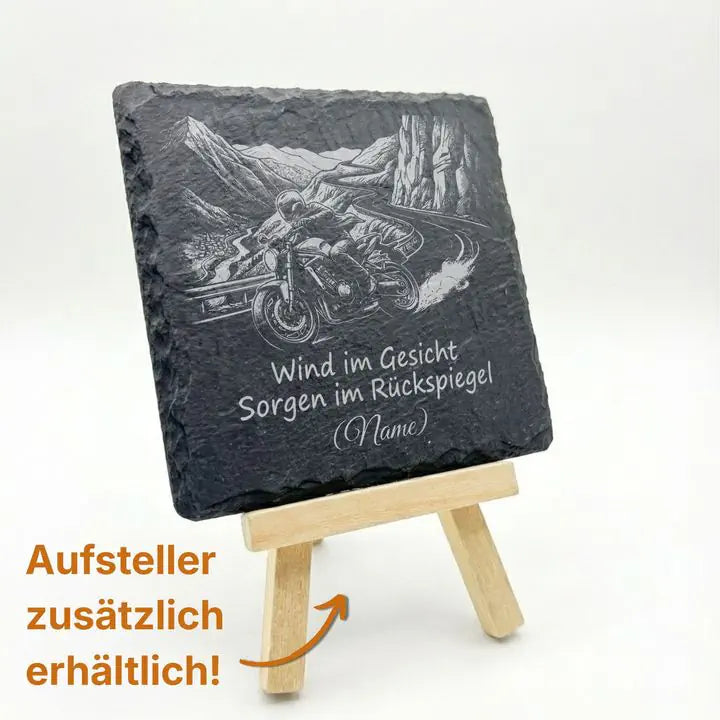 Gravierter Schiefer Untersetzer mit Biker-Landschaftsmotiv auf Holzstaffelei mit optionalem Aufsteller