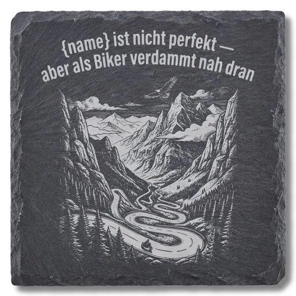 Schiefer Moment Untersetzer mit Motorrad-Bergpass-Gravur und Biker-Spruch auf weissem Hintergrund