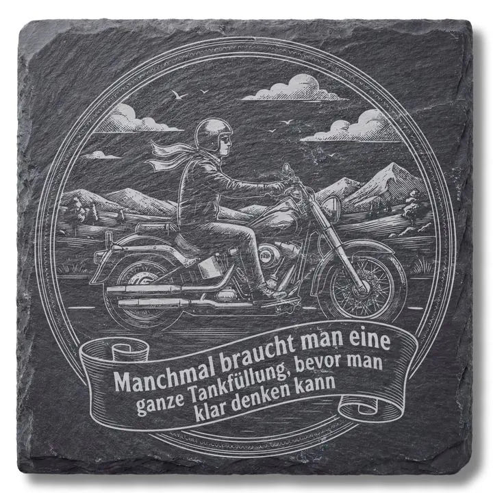 Schiefer Moment Untersetzer mit Motorrad-Gravur und Biker-Spruch auf weissem Hintergrund freigestellt
