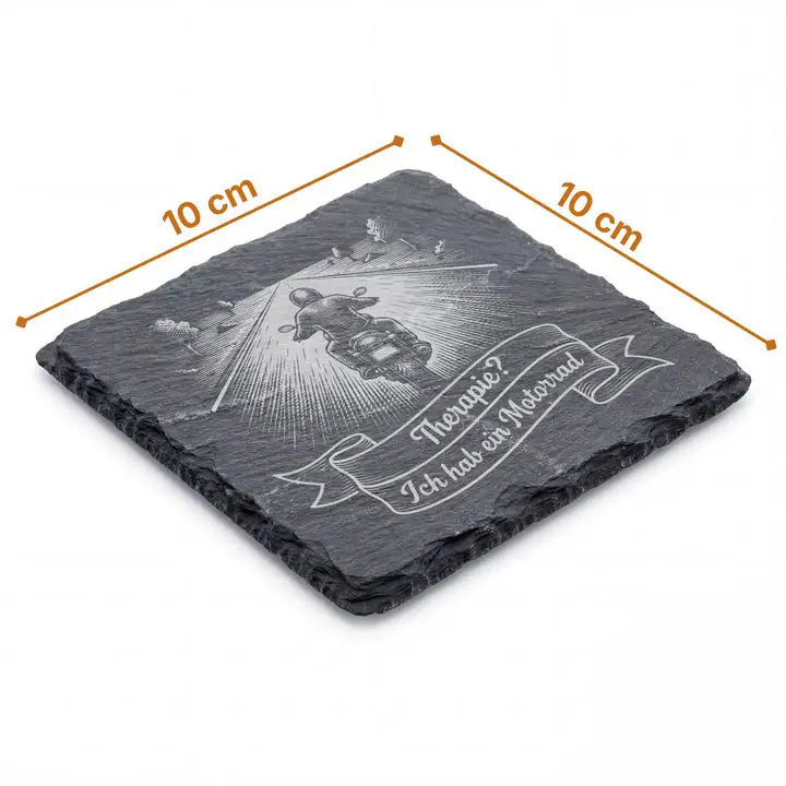 Schieferuntersetzer 10x10 cm mit Motorrad-Landschaftsgravur und Massangaben auf weissem Hintergrund