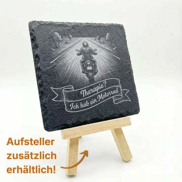Schiefer Moment Untersetzer mit Vintage-Biker-Gravur auf Holzstaffelei mit Hinweis zum Aufsteller