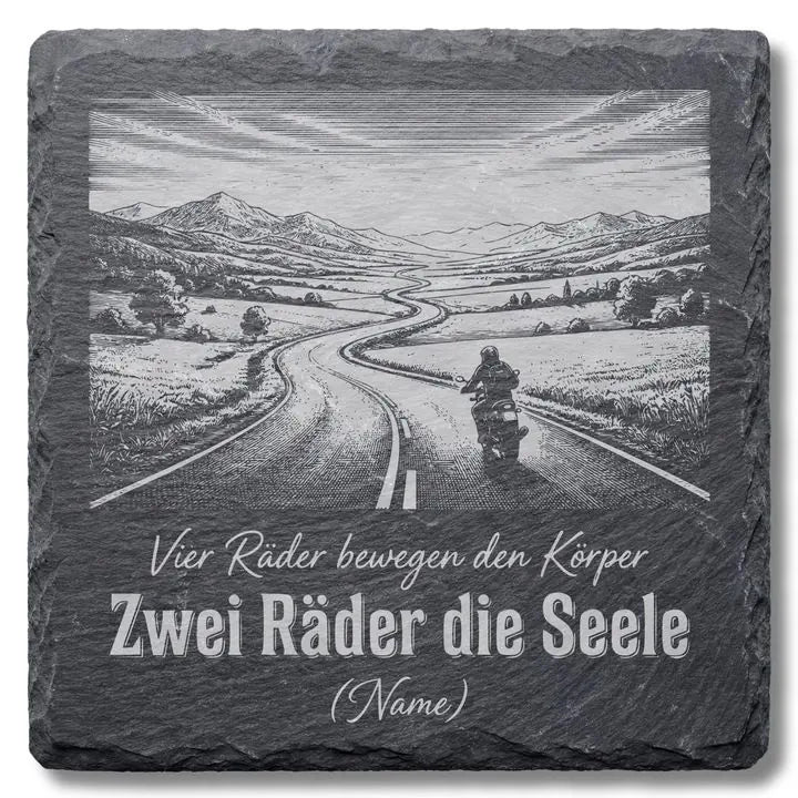 Schiefer Moment Untersetzer mit Motorrad-Landschaftsgravur und Biker-Spruch auf weissem Hintergrund