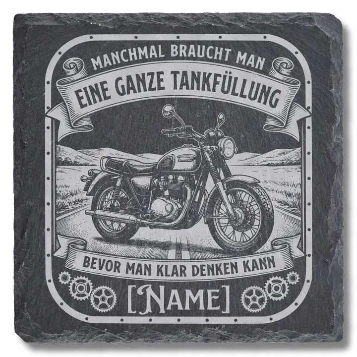 Schiefer Moment Untersetzer mit Motorrad-Gravur im Vintage-Stil auf weissem Hintergrund freigestellt