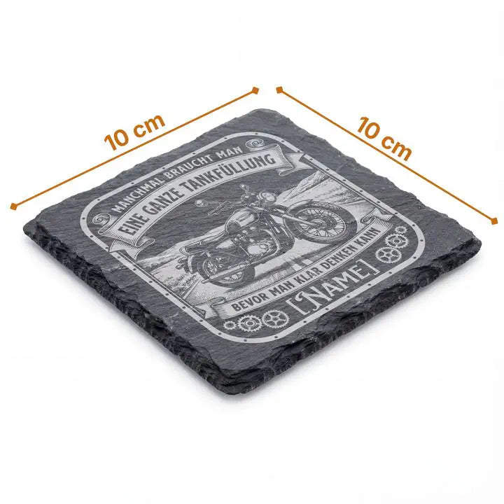 Schieferuntersetzer 10 x 10 cm mit Motorrad-Vintage-Gravur und Massangaben auf weissem Hintergrund