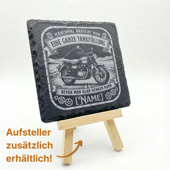 Gravierter Schiefer Untersetzer mit Biker-Motiv auf Holzstaffelei mit optionalem Aufsteller