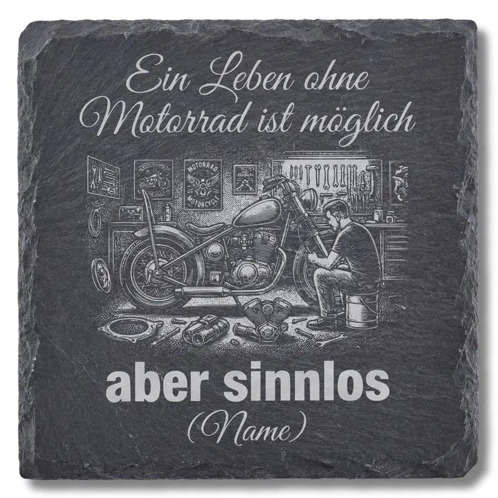 Schiefer Moment Untersetzer mit Motorrad-Werkstatt-Gravur auf weissem Hintergrund freigestellt