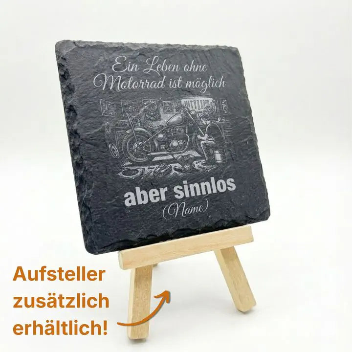 Schiefer Untersetzer mit Biker-Werkstatt-Motiv auf Holzstaffelei mit optionalem Aufsteller