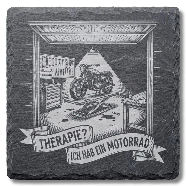 Schiefer Moment Untersetzer mit Motorrad-Werkstatt-Gravur im Vintage-Stil auf weissem Hintergrund