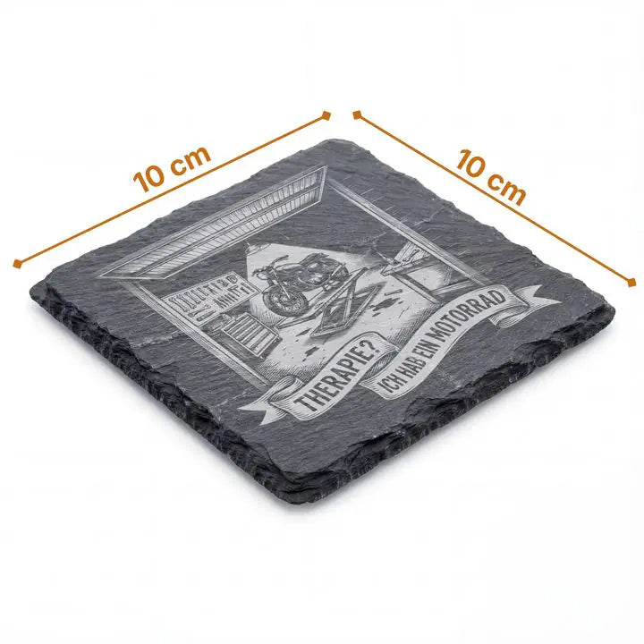 Schieferuntersetzer 10x10 cm mit Motorrad-Garage-Gravur und Massangaben auf weissem Hintergrund