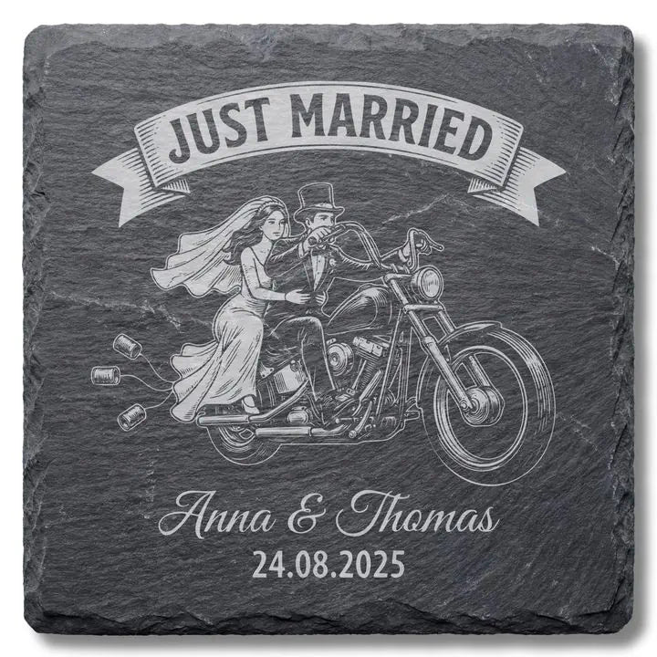 Schiefer Moment Untersetzer mit Just Married Motorrad-Gravur freigestellt auf weissem Hintergrund