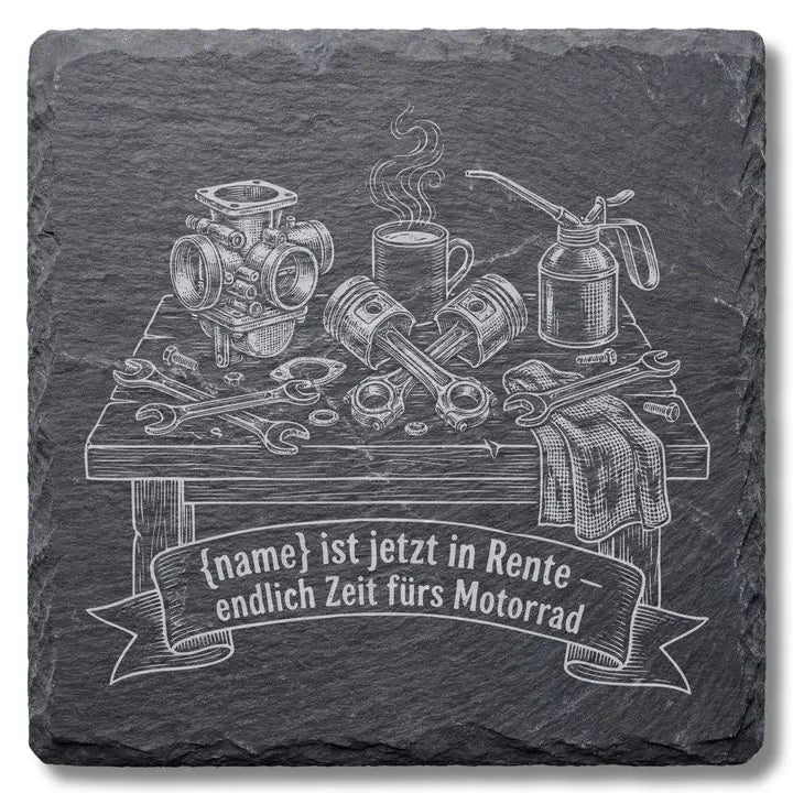 Schiefer Moment Untersetzer mit Motorrad-Kolben und Werkzeug Gravur auf weissem Hintergrund freigestellt