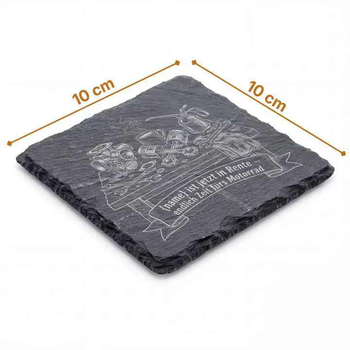 Schieferuntersetzer 10x10 cm mit Kolben-Zahnrad-Gravur und Massangaben auf weissem Hintergrund