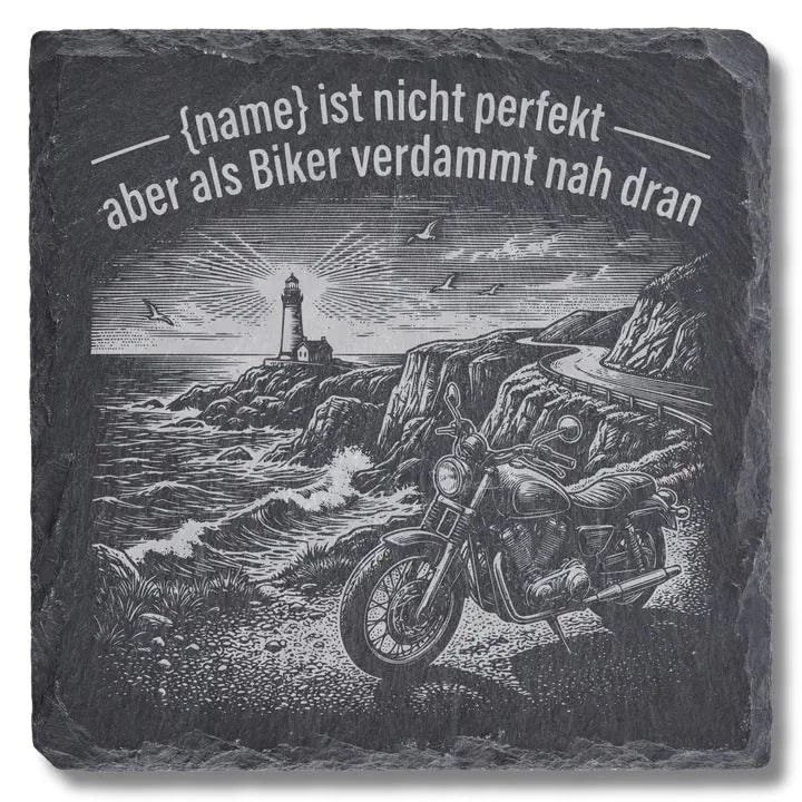 Schiefer Moment Untersetzer mit Motorrad-Kuestenmotiv und Leuchtturm-Gravur auf weissem Hintergrund