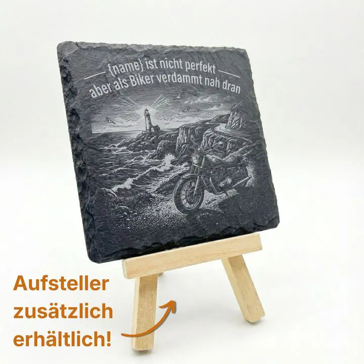 Gravierter Schiefer Untersetzer mit Biker-Freiheitsmotiv auf Holzstaffelei mit optionalem Aufsteller