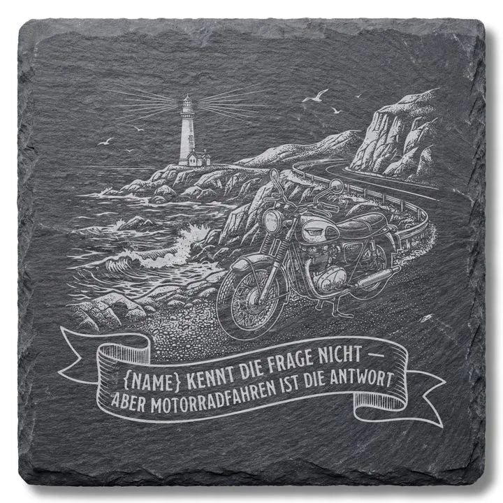 Schiefer Moment Untersetzer mit Motorrad-Kuestenmotiv und Leuchtturm-Gravur auf weissem Hintergrund