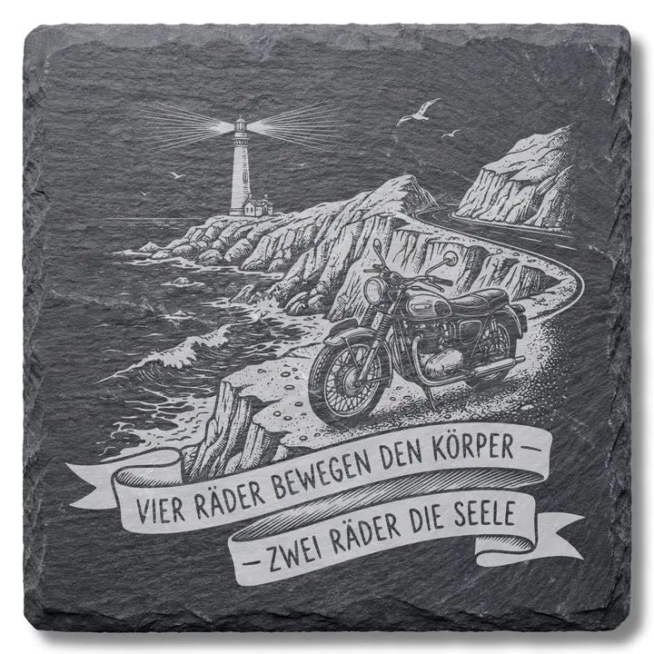 Schiefer Moment Untersetzer mit Motorrad-Kuestenmotiv und Leuchtturm-Gravur auf weissem Hintergrund