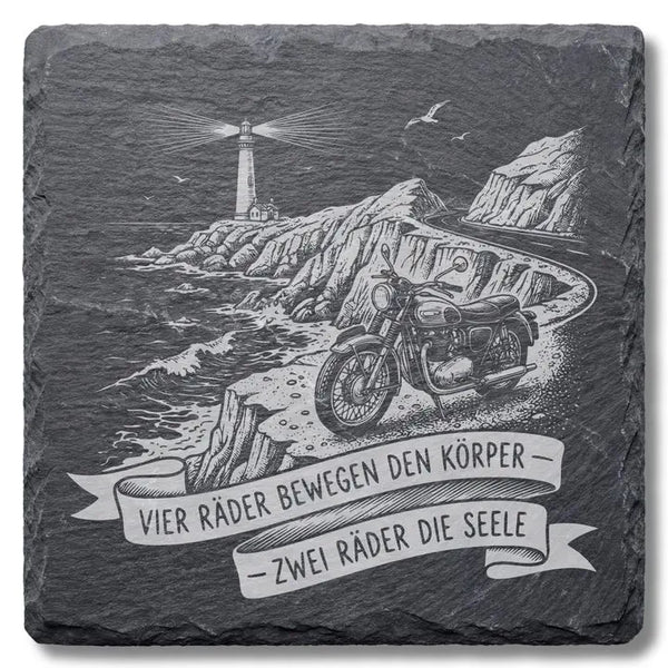 Schiefer Moment Untersetzer mit Motorrad-Kuestenmotiv und Leuchtturm-Gravur auf weissem Hintergrund