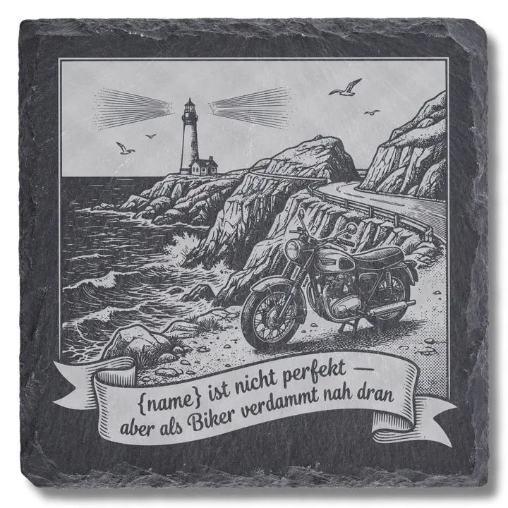 Schiefer Moment Untersetzer mit Motorrad-Kuestenmotiv und Leuchtturm-Gravur auf weissem Hintergrund