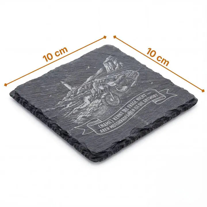 Schieferuntersetzer 10x10 cm mit Motorrad-Leuchtturm-Gravur und Massangaben auf weissem Hintergrund
