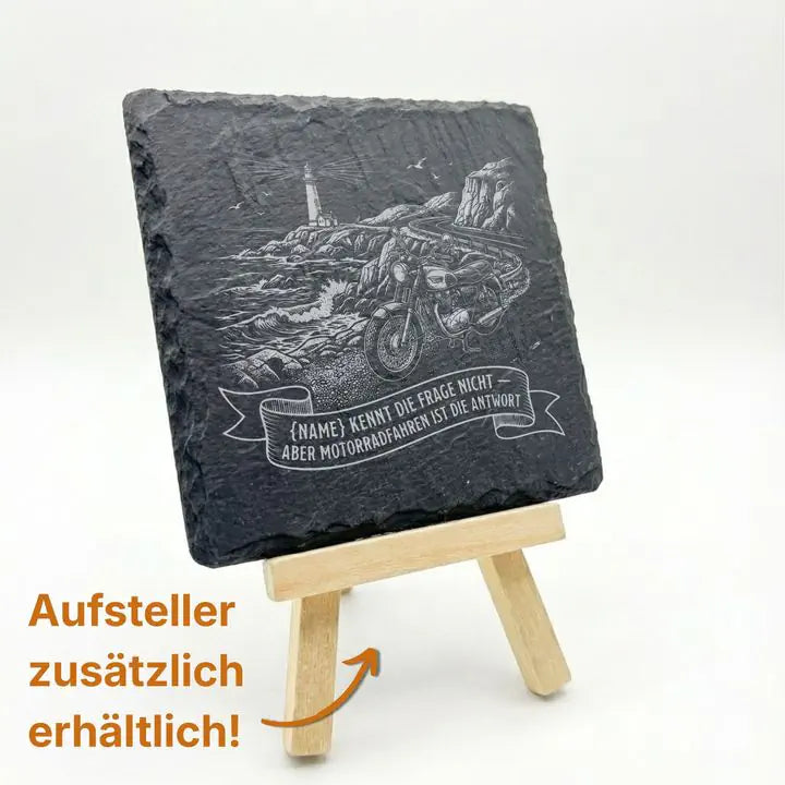 Schiefer Moment Untersetzer mit Kuestenstrassen-Motorrad-Gravur auf Holzstaffelei mit Aufsteller-Hinweis