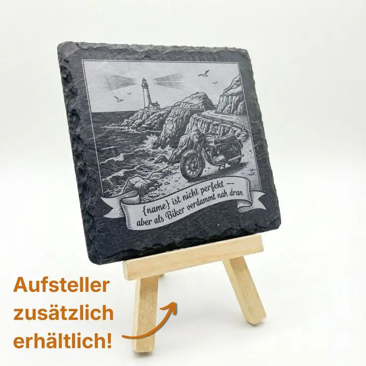 Schieferuntersetzer mit Vintage-Motorrad-Gravur auf Holzstaffelei mit optionalem Aufsteller