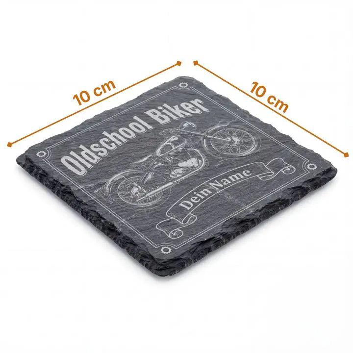 Schieferuntersetzer mit Biker-Gravur und Massangaben 10 x 10 cm auf weissem Hintergrund
