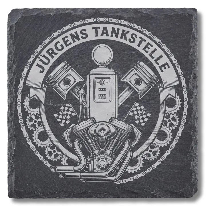 Schiefer Moment Untersetzer mit Vintage Motorrad-Tankstelle Gravur freigestellt auf weissem Hintergrund