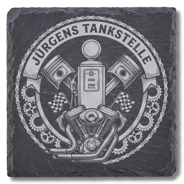 Schiefer Moment Untersetzer mit Vintage Motorrad-Tankstelle Gravur freigestellt auf weissem Hintergrund