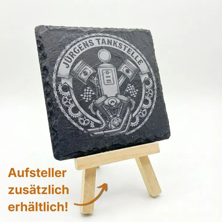 Schiefer Moment Untersetzer mit Vintage Tankstellen-Gravur auf Holzstaffelei mit Aufsteller-Hinweis