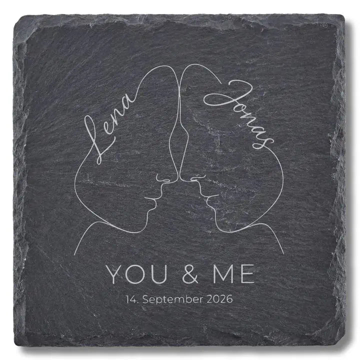 Schiefer Moment Untersetzer mit minimalistischer Linienzeichnung zweier Gesichter und You & Me Schriftzug auf weissem Hint...