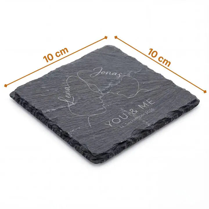 Quadratischer Schieferuntersetzer mit romantischer Paar-Gravur und Massangabe 10 x 10 cm freigestellt