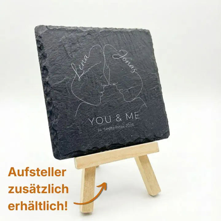 Schiefer Moment Untersetzer mit You & Me Gravur auf Holz-Staffelei mit optionalem Aufsteller-Hinweis
