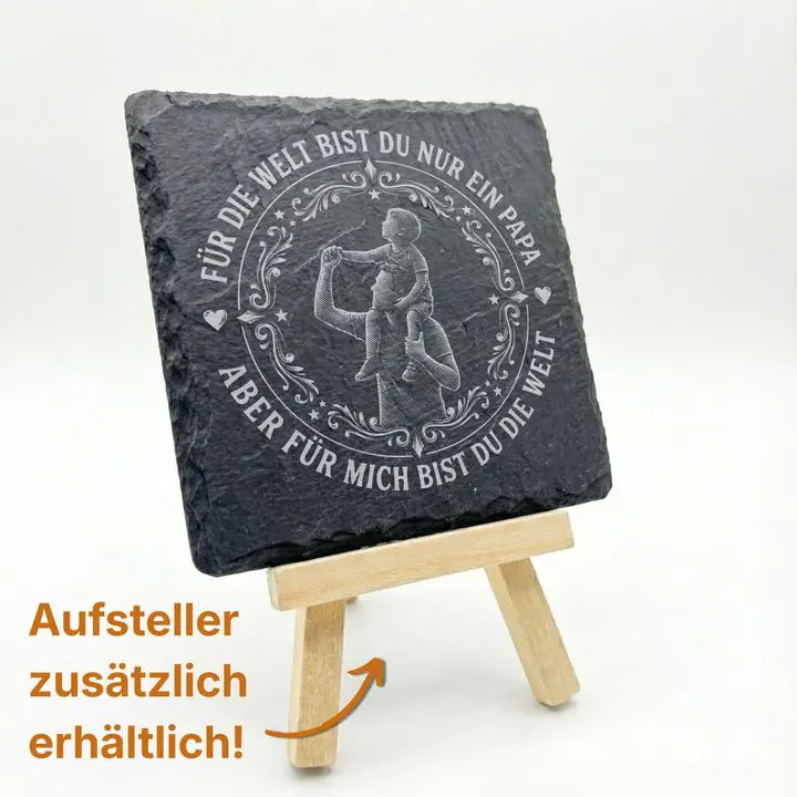 Schieferuntersetzer mit Papa-Kind-Silhouette und Sternen auf Holzstaffelei mit optionalem Aufsteller