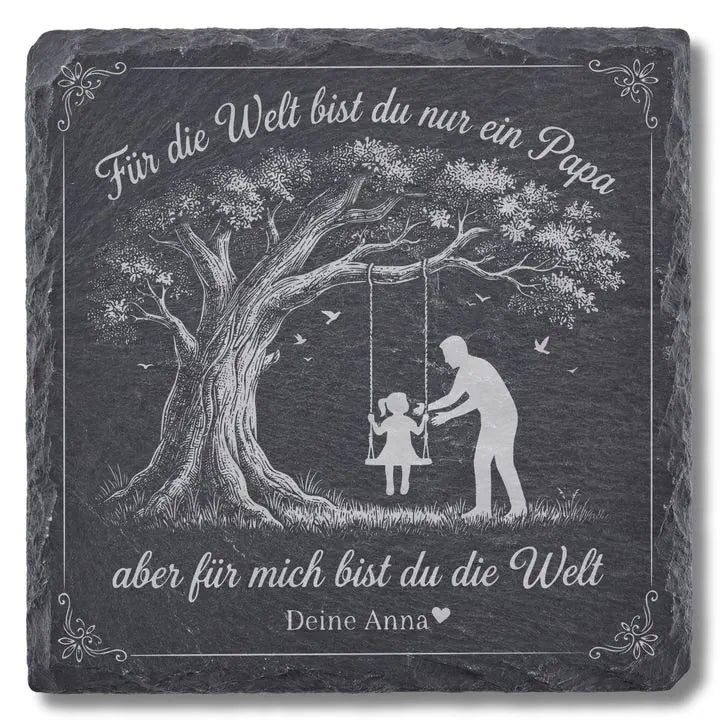 Schiefer Moment Untersetzer mit Papa-Tochter-Schaukel-Gravur auf weissem Hintergrund freigestellt