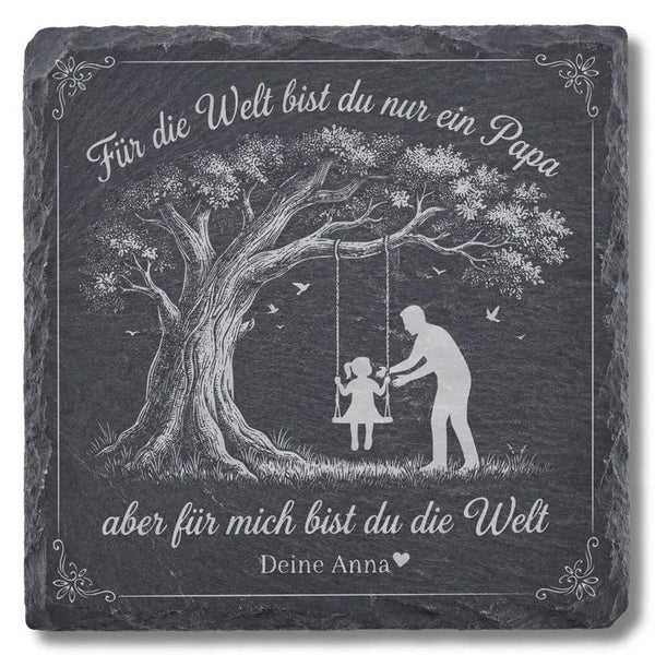 Schiefer Moment Untersetzer mit Papa-Tochter-Schaukel-Gravur auf weissem Hintergrund freigestellt