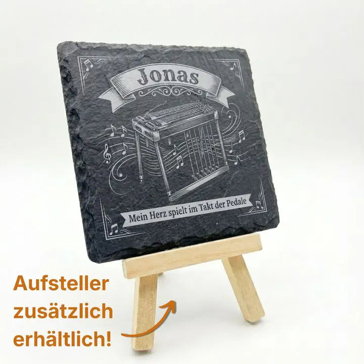 Gravierter Schiefer Untersetzer mit Musik-Ornament auf Holzstaffelei mit optionalem Aufsteller