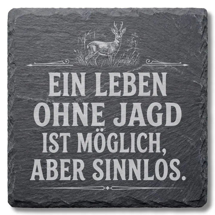 Schiefer Moment Untersetzer mit Rehbock-Gravur und Jagdspruch auf weißem Hintergrund freigestellt