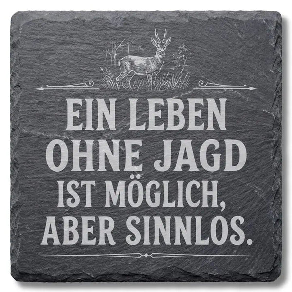 Schiefer Moment Untersetzer mit Rehbock-Gravur und Jagdspruch auf weißem Hintergrund freigestellt