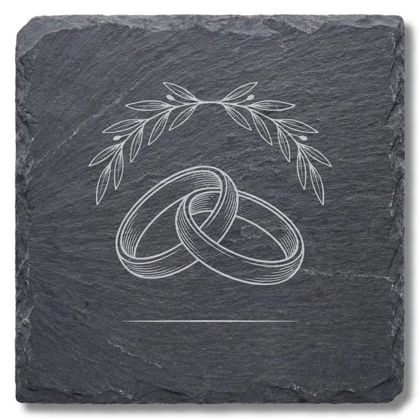 Schiefer Moment Untersetzer mit gravierten Eheringen und Olivenzweig auf weissem Hintergrund freigestellt