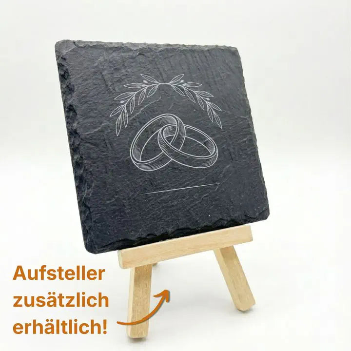 Gravierter Schieferuntersetzer mit Ringe-Ornament auf Holzstaffelei mit optionalem Aufsteller
