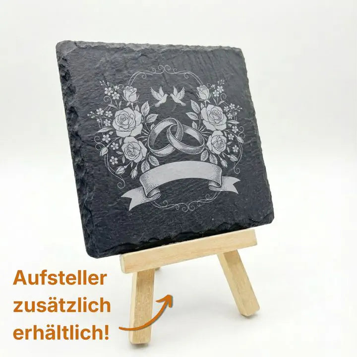 Schieferuntersetzer mit Rosen- und Ringmotiv auf Holzstaffelei mit Hinweis Aufsteller erhältlich