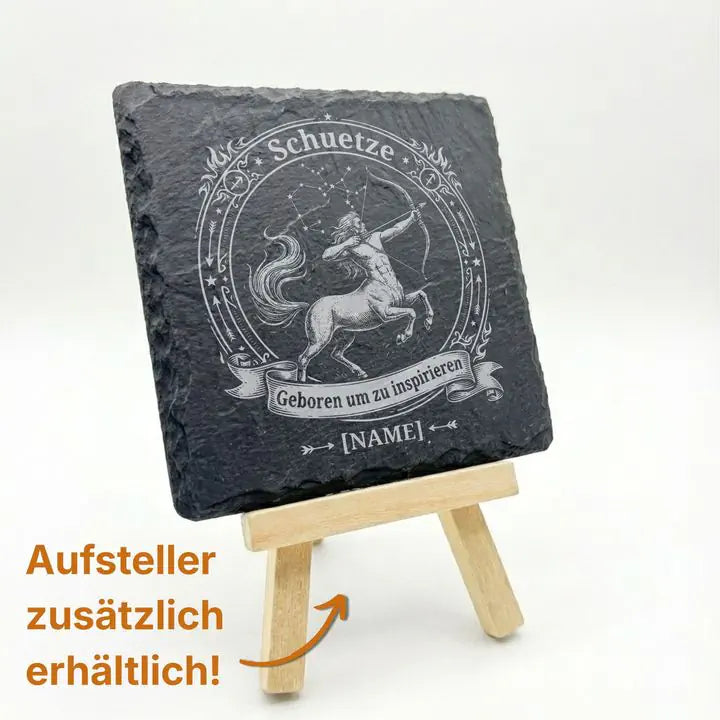 Schieferuntersetzer mit Zentaur-Gravur auf Holzstaffelei mit Hinweis auf optionalen Aufsteller