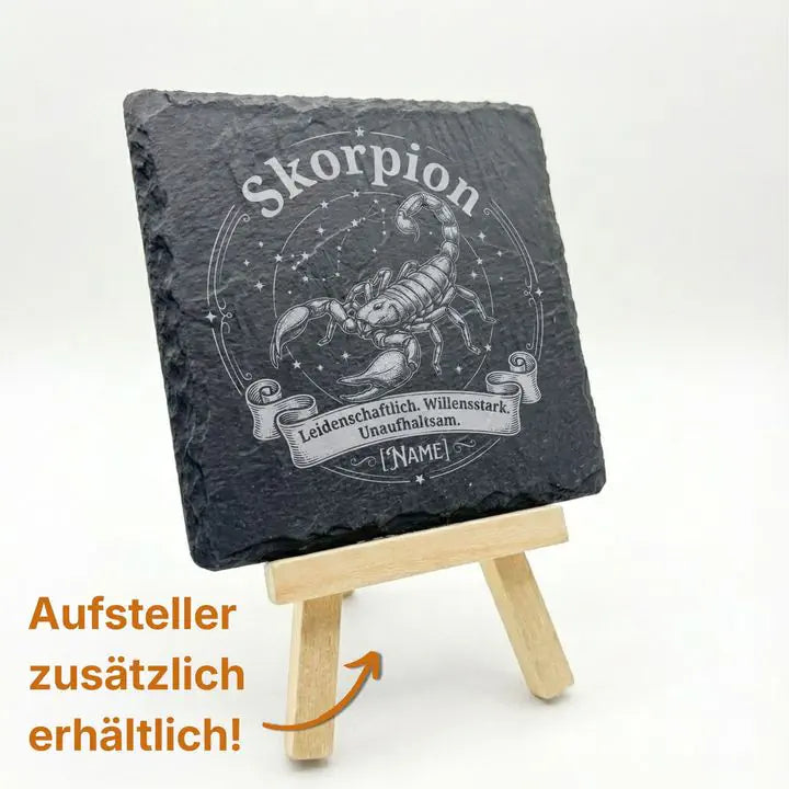 Schieferuntersetzer Skorpion-Gravur auf Holzstaffelei mit Hinweis auf optionalen Aufsteller