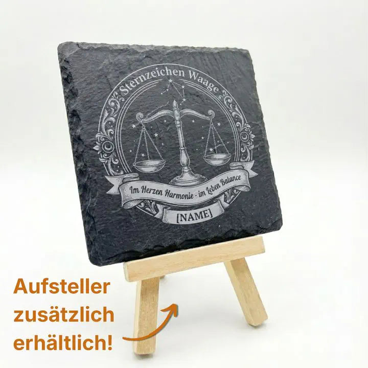 Gravierter Schieferuntersetzer Sternzeichen Waage im Vintage-Stil auf Holzstaffelei praesentiert