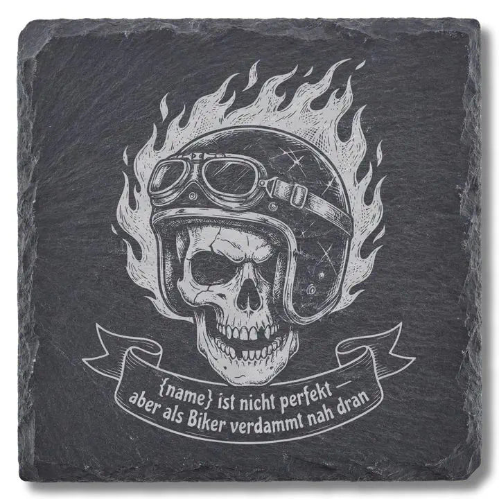 Schiefer Moment Untersetzer mit Totenkopf-Biker-Gravur auf weissem Hintergrund freigestellt