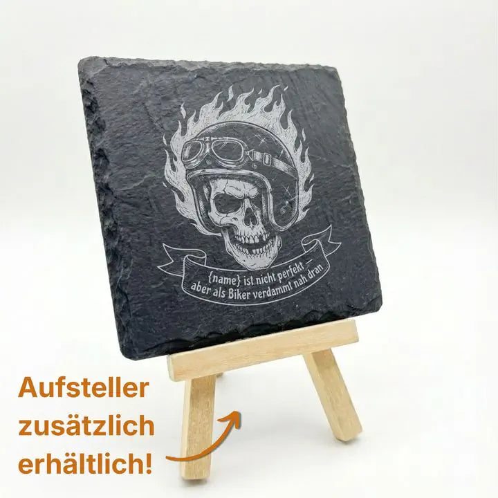 Gravierter Schieferuntersetzer mit Biker-Totenkopf-Motiv auf Holzstaffelei mit optionalem Aufsteller