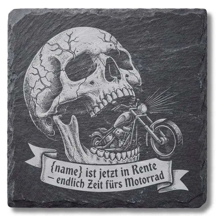Schiefer Moment Untersetzer mit Totenkopf-Motorrad-Gravur im Vintage-Stil auf weissem Hintergrund