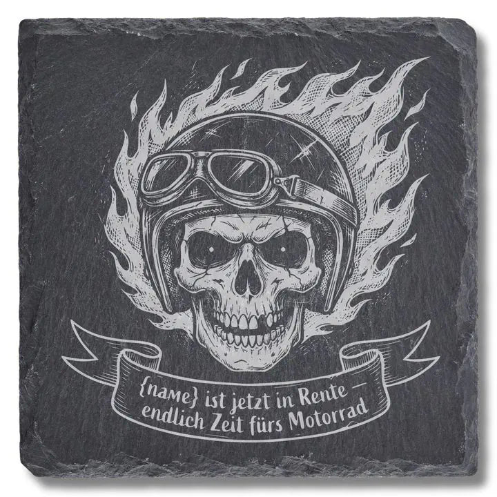 Schiefer Moment Untersetzer mit Totenkopf-Motorrad-Gravur auf weissem Hintergrund freigestellt